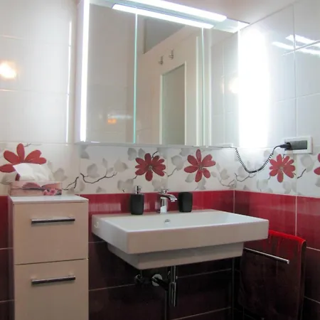 Luxury In Perfect Location, 1003