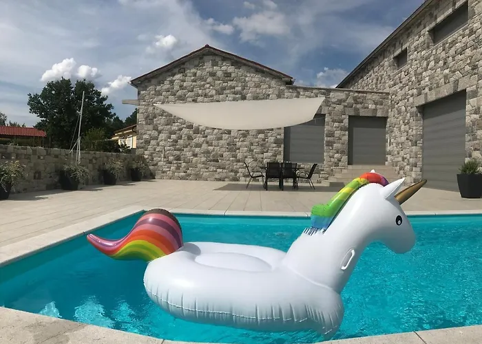 Luxury In Perfect Location, 1003